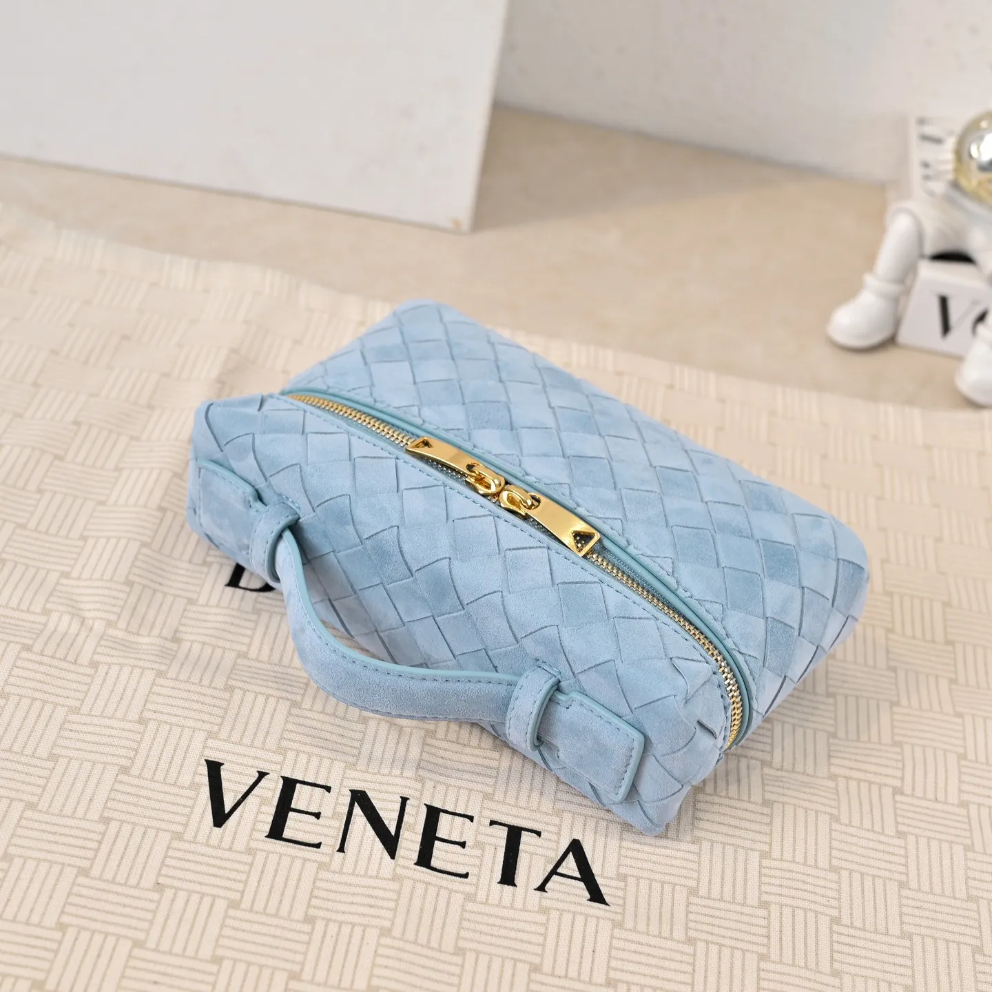 Batch 1360 #BV new Vanity Case suede cosmetic bag 🎈 is a super practical and stylish box cosmetic bag [Fireworks], using the brand's most classic cowhide weaving, with two-way zipper opening and closing, the overall style is retro and elegant, the top handle can be adjusted at will, the hand-held elegant temperament, cross-body casual and casual, unlocking various concave shape scenes 🎬 Model: 9109 Size: 22x12.5x5